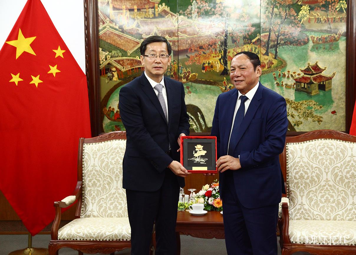 Bộ trưởng Bộ Văn hóa, Thể thao và Du lịch Nguyễn Văn Hùng tặng quà cho Thứ trưởng Bộ Văn hóa và Du lịch Trung Quốc Nhiêu Quyền.
